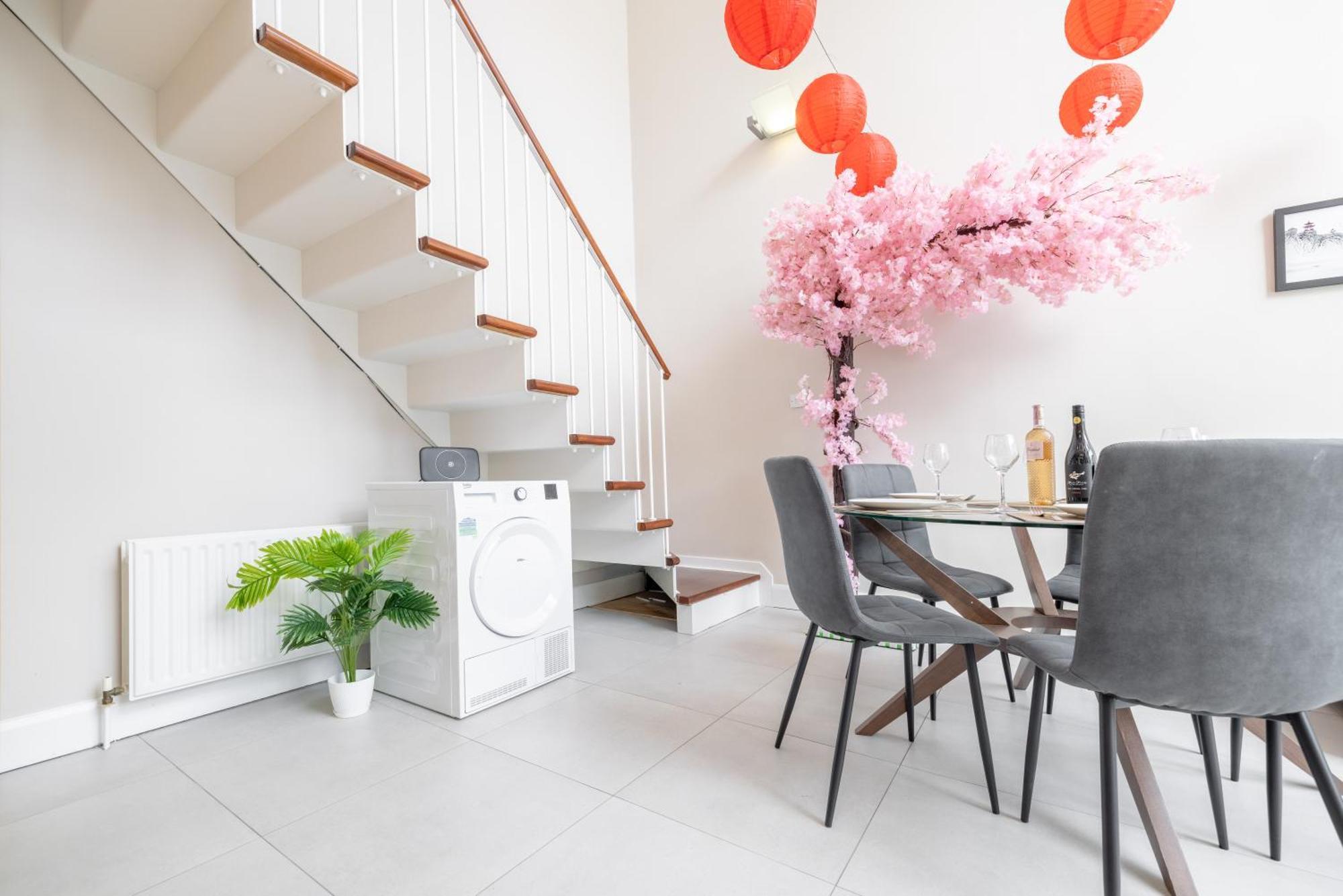Quarters- Whitehall Sq Apartment