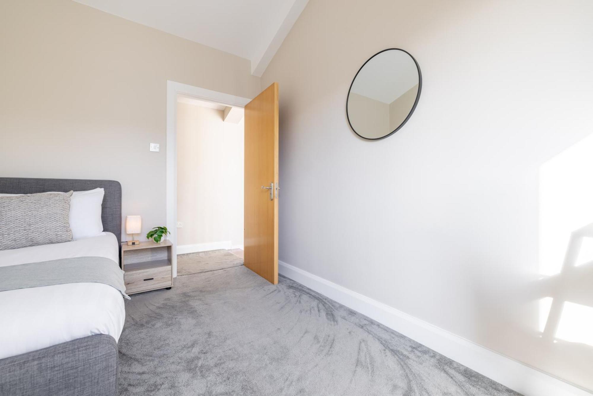 Apartment Quarters- Whitehall Sq