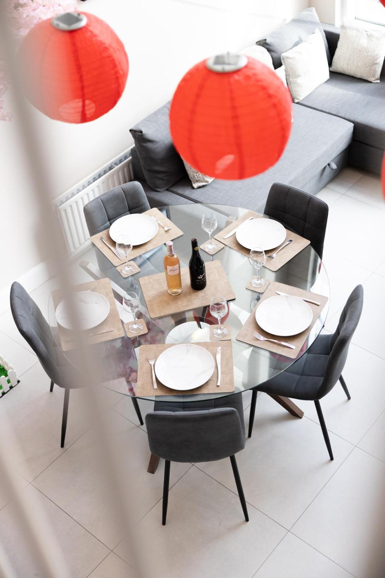 Quarters- Whitehall Sq Apartment *