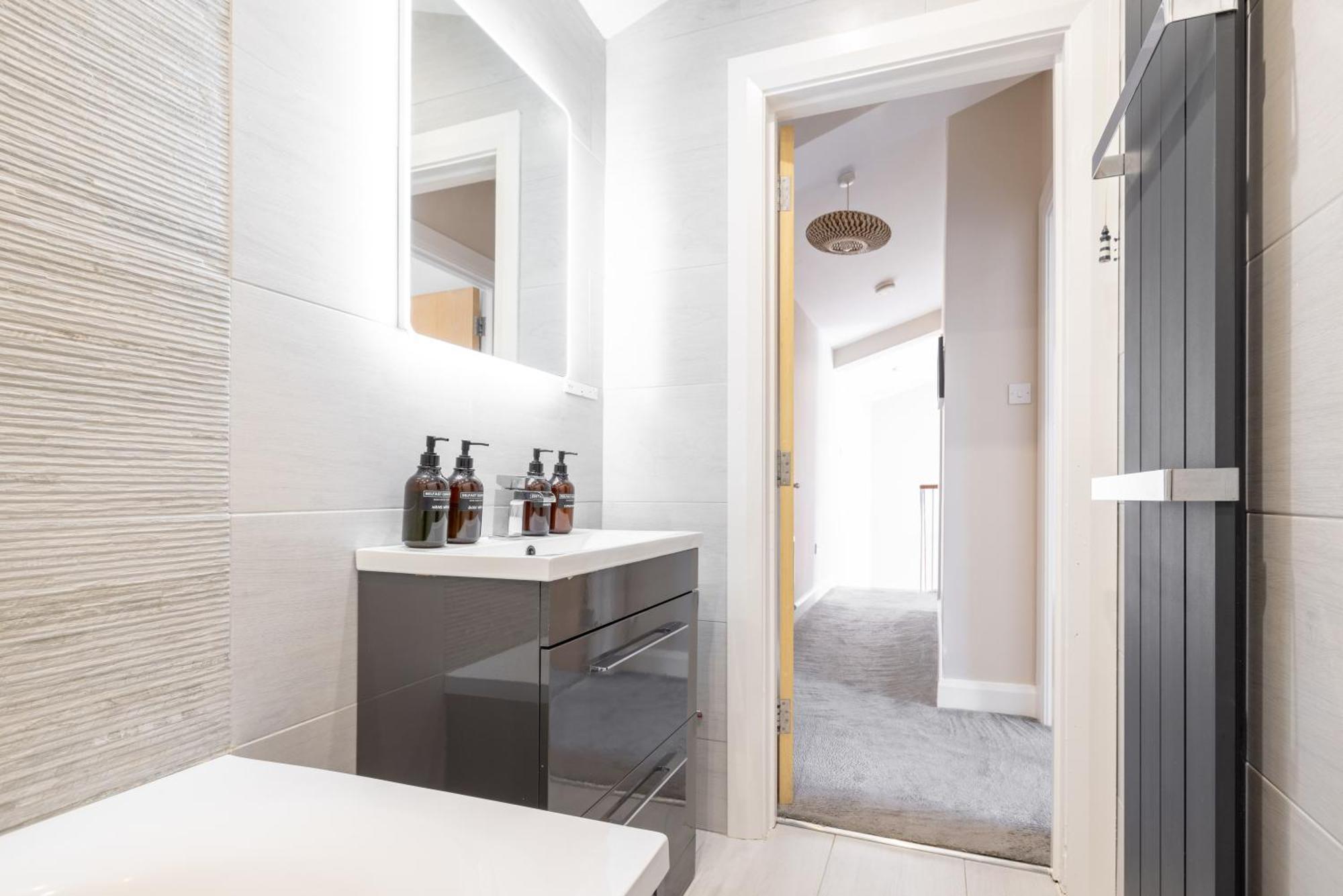 Apartment Quarters- Whitehall Sq *